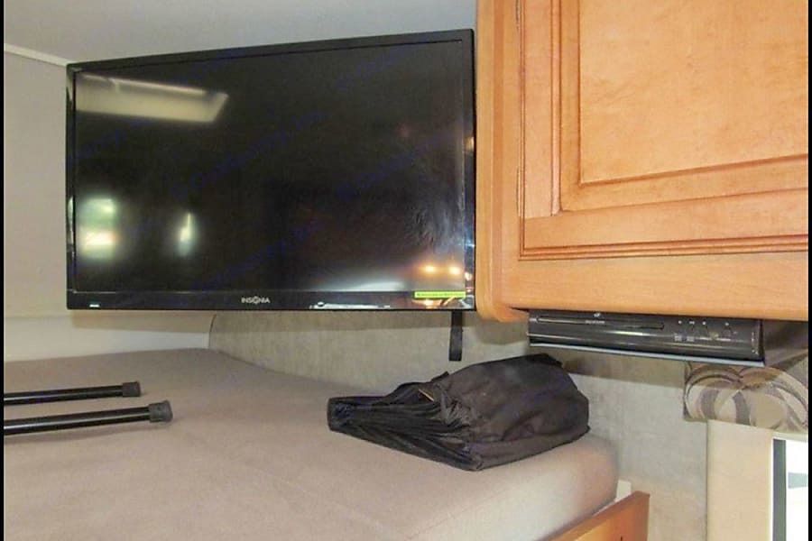 Photo 8 - 2016 Winnebago Class C Motorhome rental photo 10