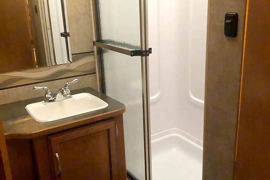 Photo 9 - 2016 Winnebago Class C Motorhome rental photo 11