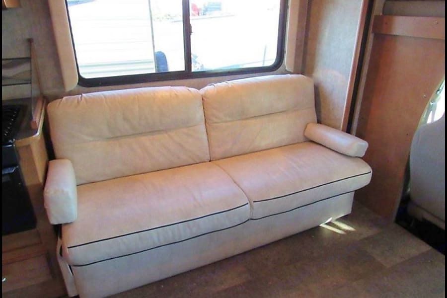 Photo 14 - 2016 Winnebago Class C Motorhome rental photo 16