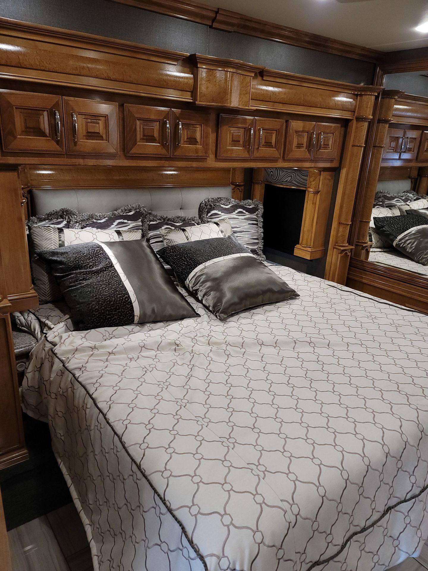 Photo 13 - 2018 American Coach Class A Motorhome rental photo 15