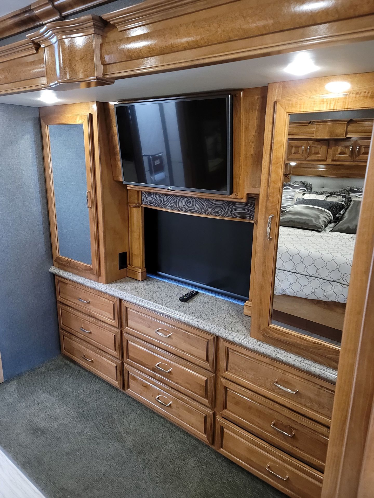 Photo 14 - 2018 American Coach Class A Motorhome rental photo 16