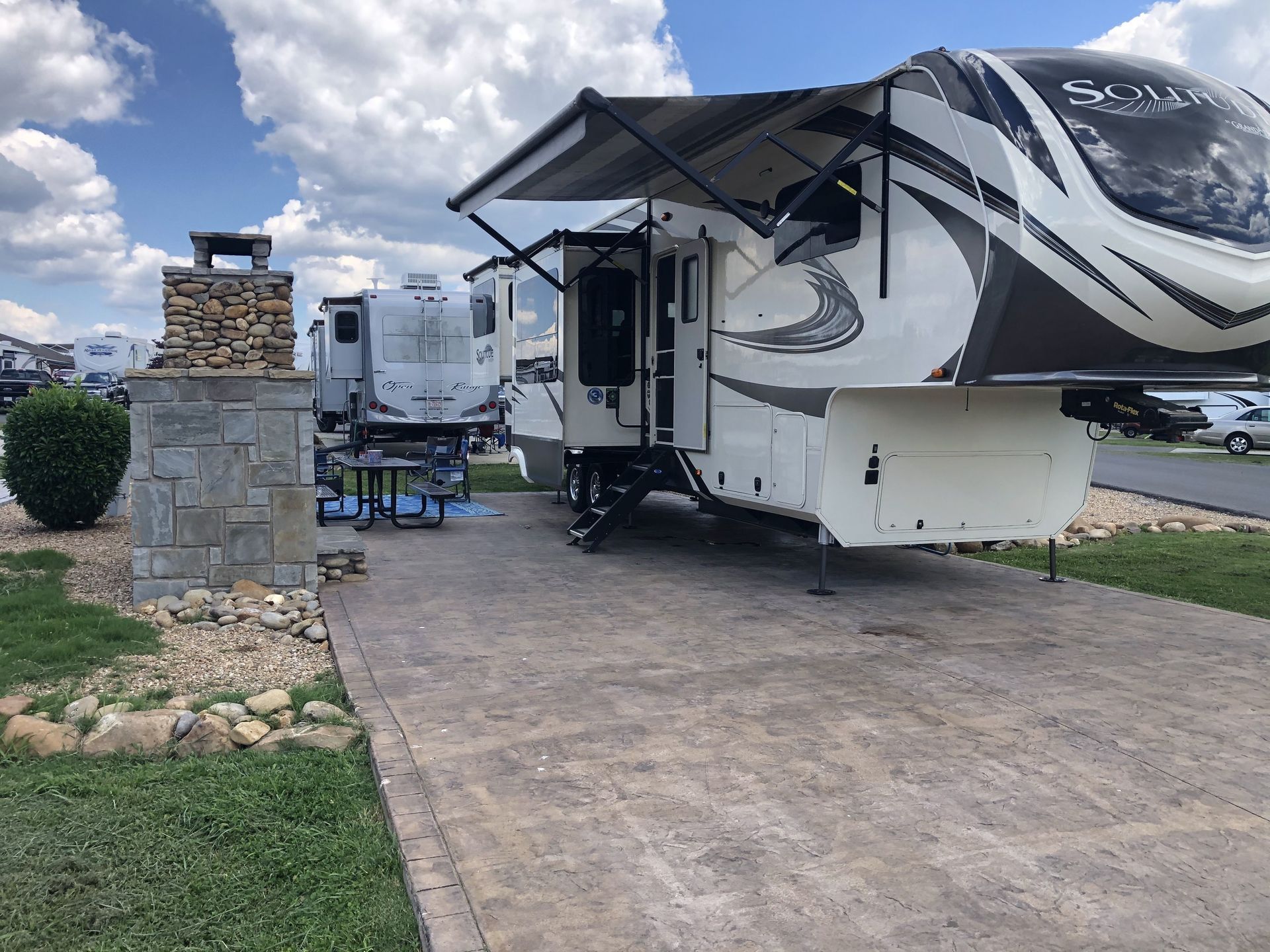 2019 Grand Design 375RES-R Fifth Wheel for rent in Lilburn, GA - RVnGO