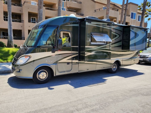 Short Class C 25ft Easy to Drive Family and Pet Friendly