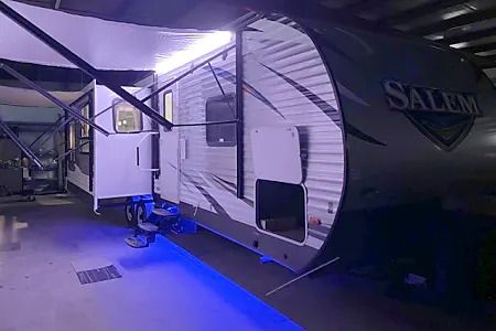 2018 Forest River Salem Travel Trailer for rent in Moraine, OH - RVnGO