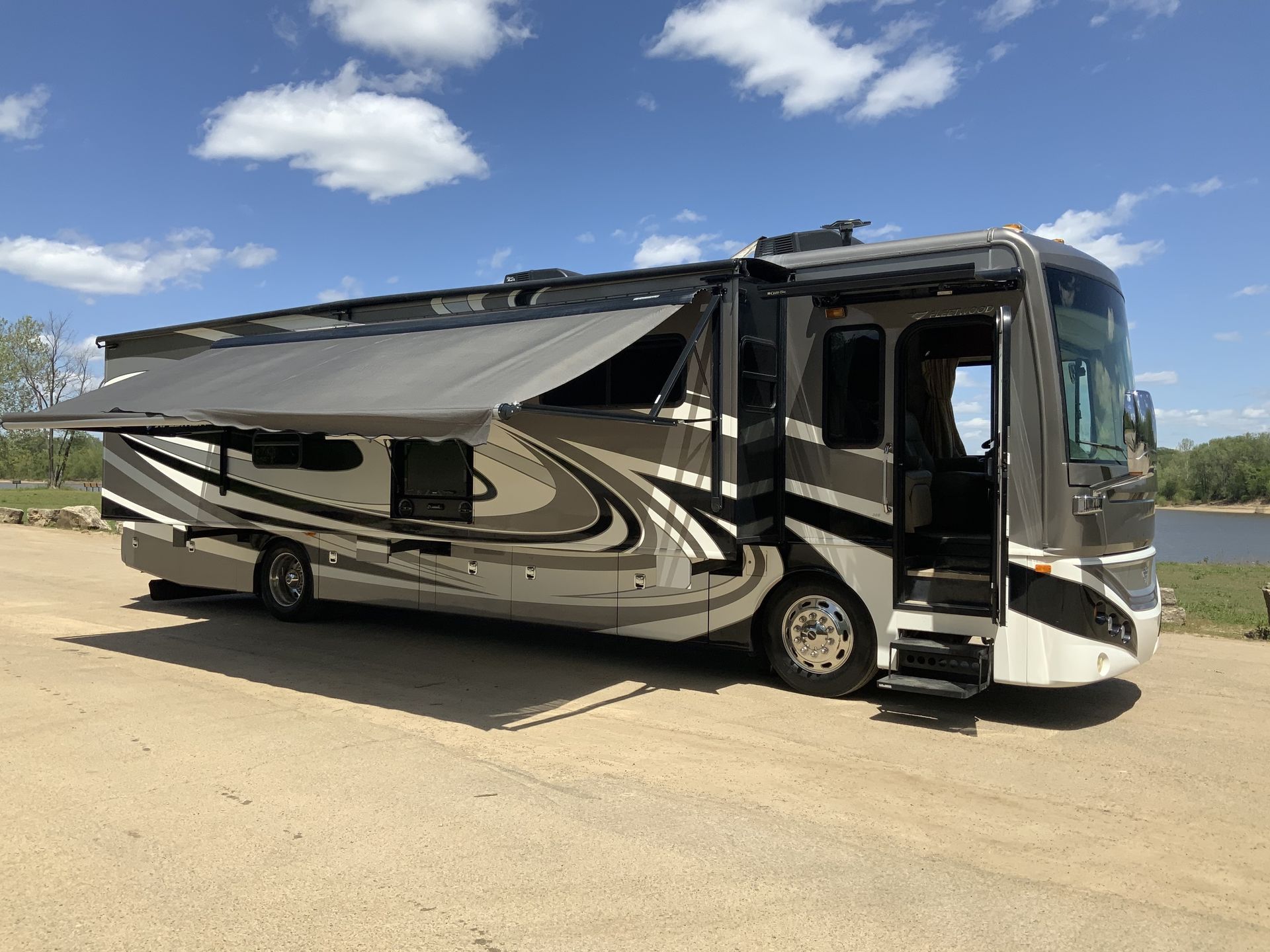 2013 Fleetwood Expedition Class A Motorhome for rent in Ballwin, MO - RVnGO