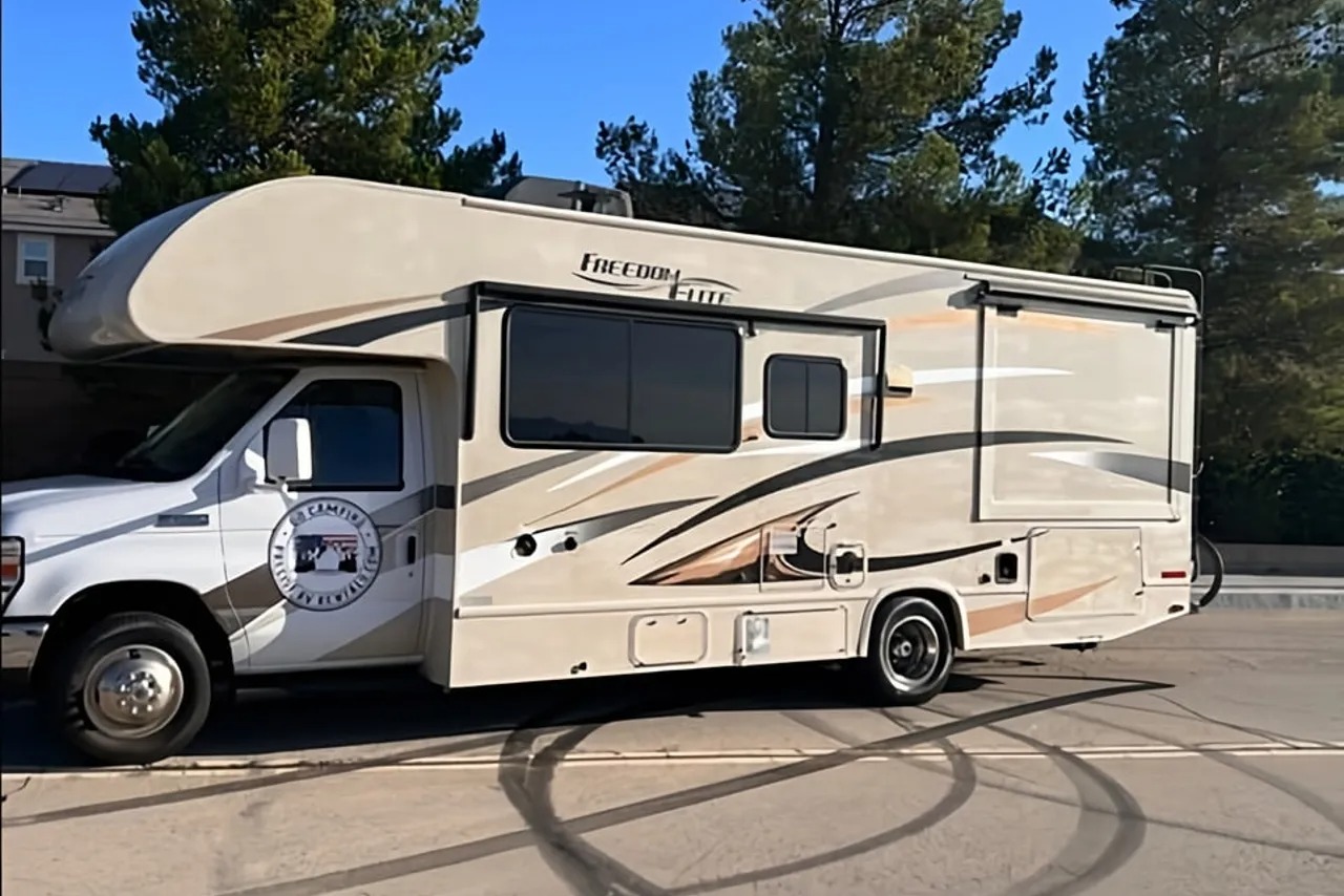 2017 Lineage 25FW Class C Motorhome for rent in San  Francisco, CA - RVnGO