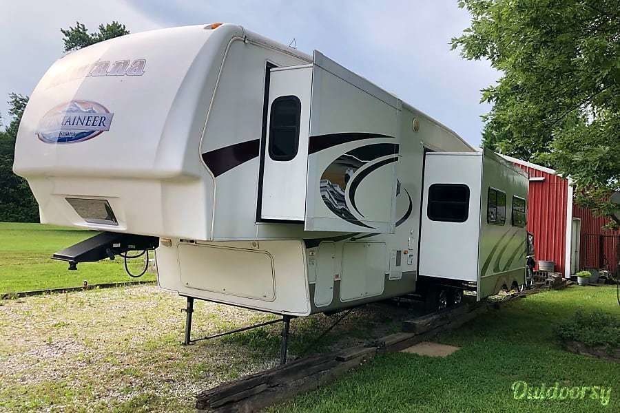 2008 Keystone Montana Mountaineer Fifth Wheel for rent in Evansville, IN - RVnGO