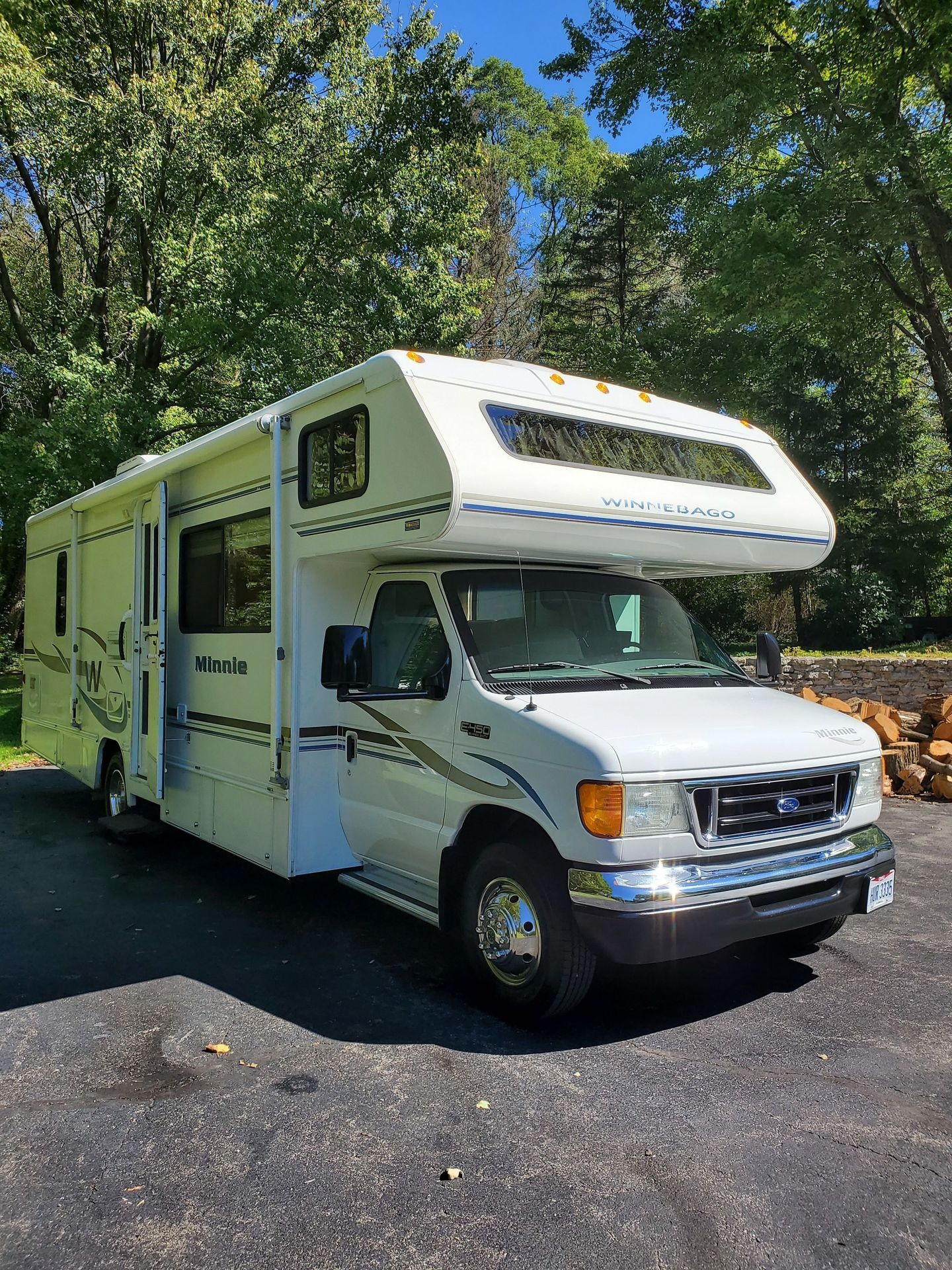 2004 Winnebago Minnie Winnie Class C Motorhome for rent in Hubbard, OH - RVnGO