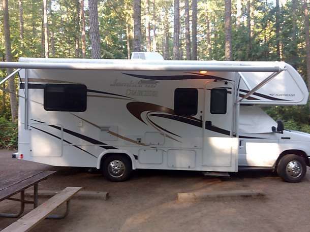 2014 Fleetwood Jamboree 25K Class C Motorhome for rent in Ottawa, KS - RVnGO