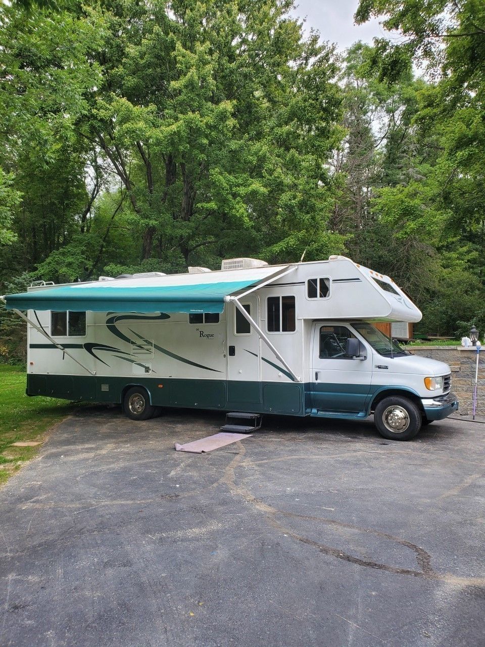2003 Mckenzie Rogue Class C Motorhome for rent in Hubbard, OH - RVnGO