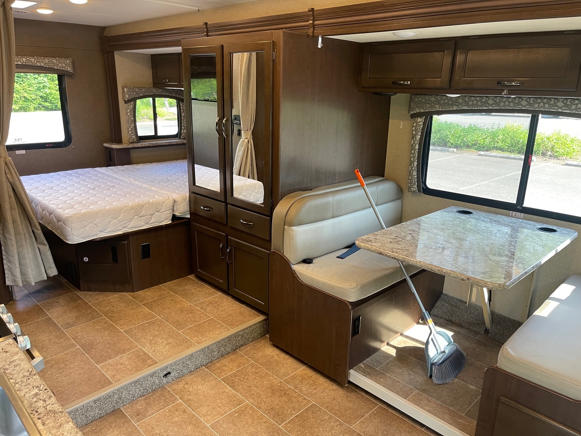 IMG_9726.jpg - 2019 Thor Class C Motorhome rental photo 3