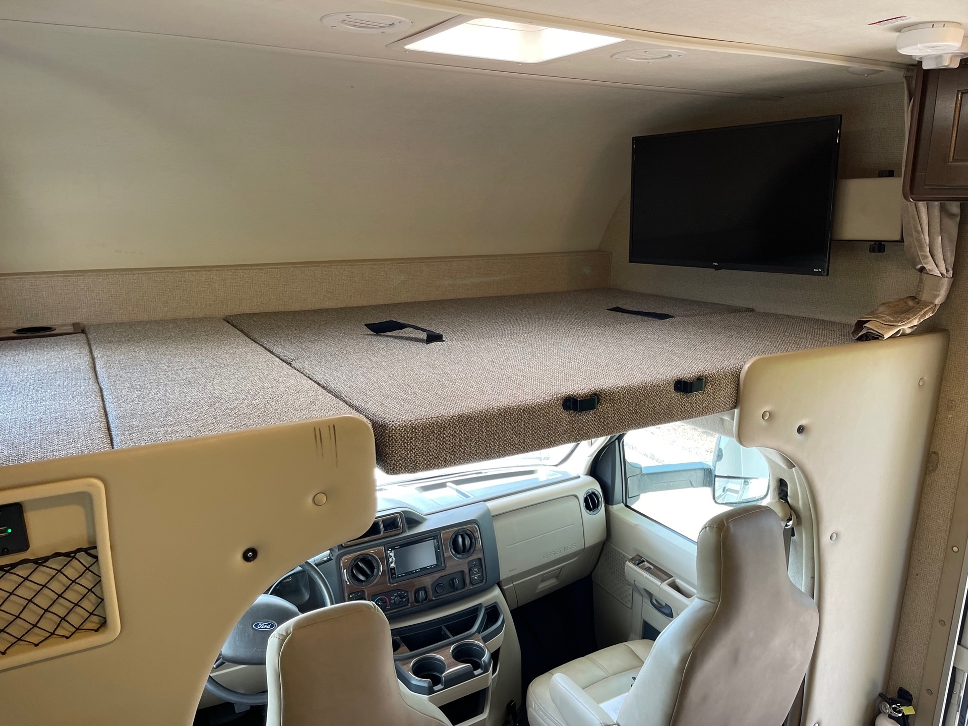 IMG_9729.jpg - 2019 Thor Class C Motorhome rental photo 5