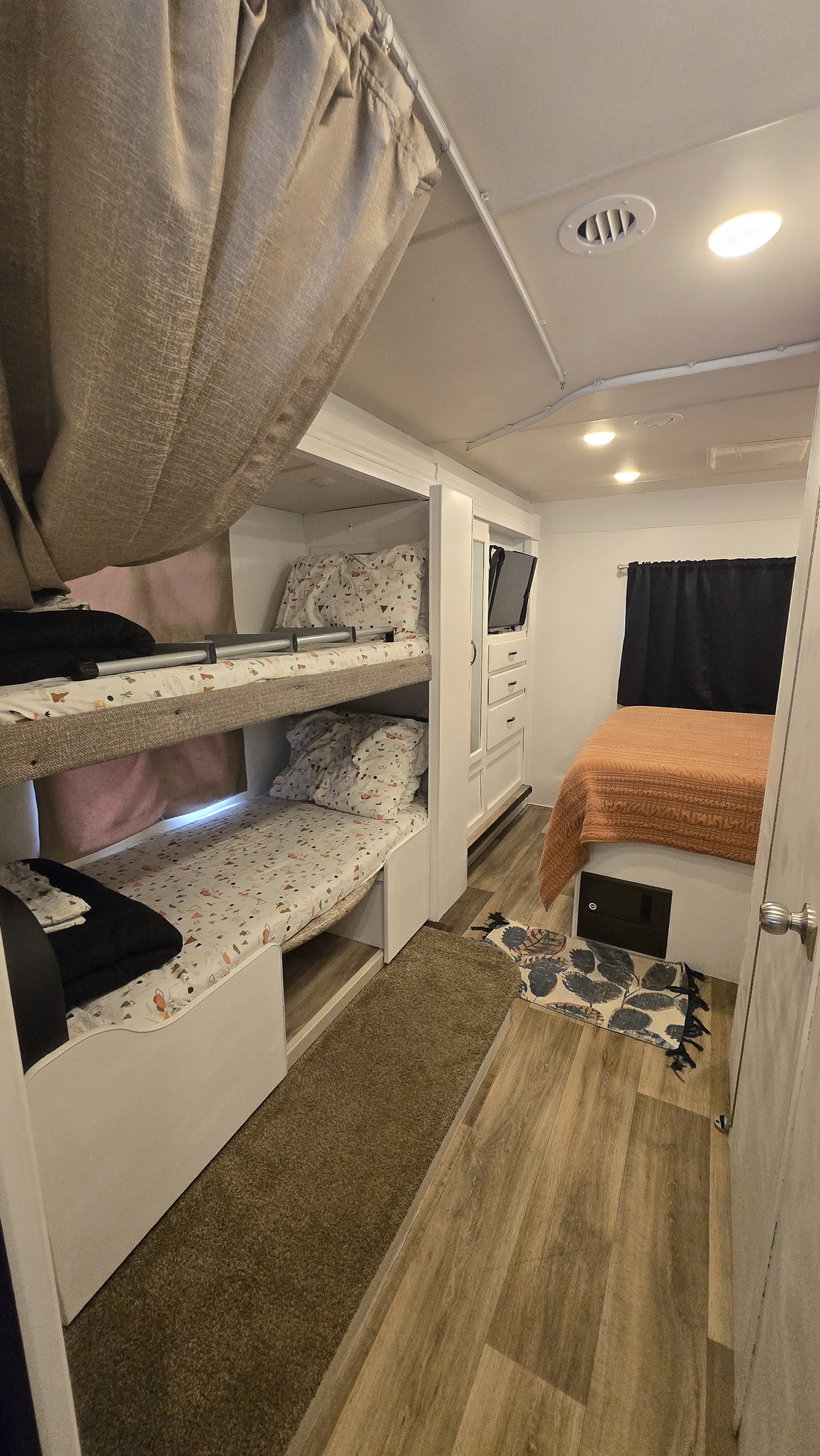 17825877320265415244551543800998.jpg - 2017 Thor Motor Coach Class C Motorhome rental photo 24