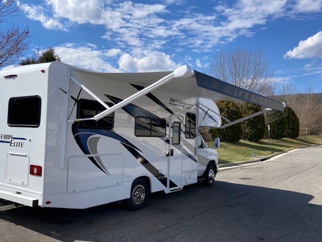Thor awning.jpg - 2022 Thor Motor Coach Class C Motorhome rental photo 2