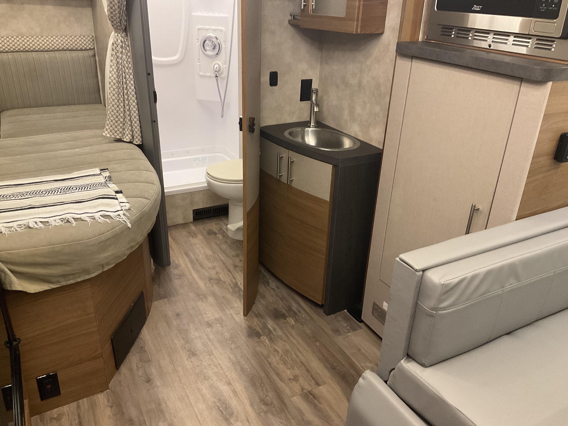IMG_3064.jpeg - 2019 Winnebago Class C Motorhome rental photo 6