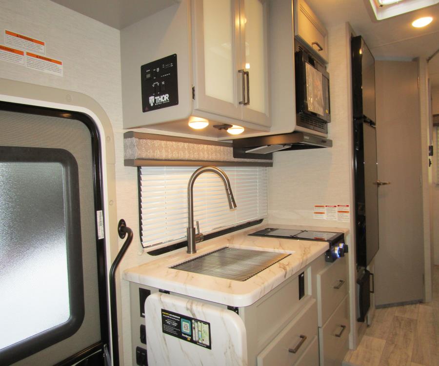 fn209054-06-main.jpg - 2025 Thor Motor Coach Class C Motorhome rental photo 7