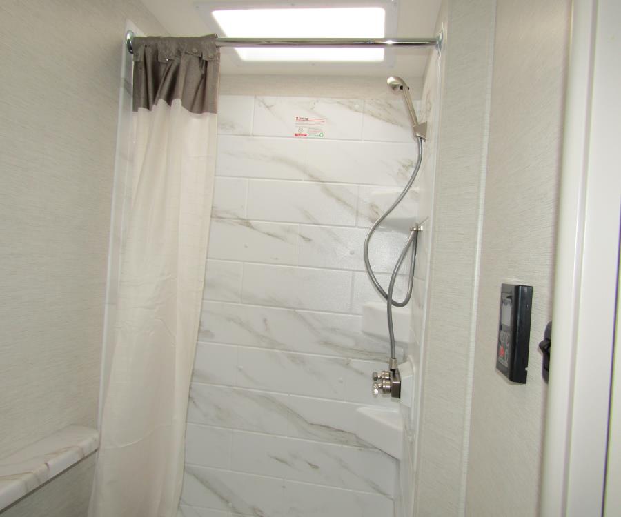 fn209054-17-main.jpg - 2025 Thor Motor Coach Class C Motorhome rental photo 18