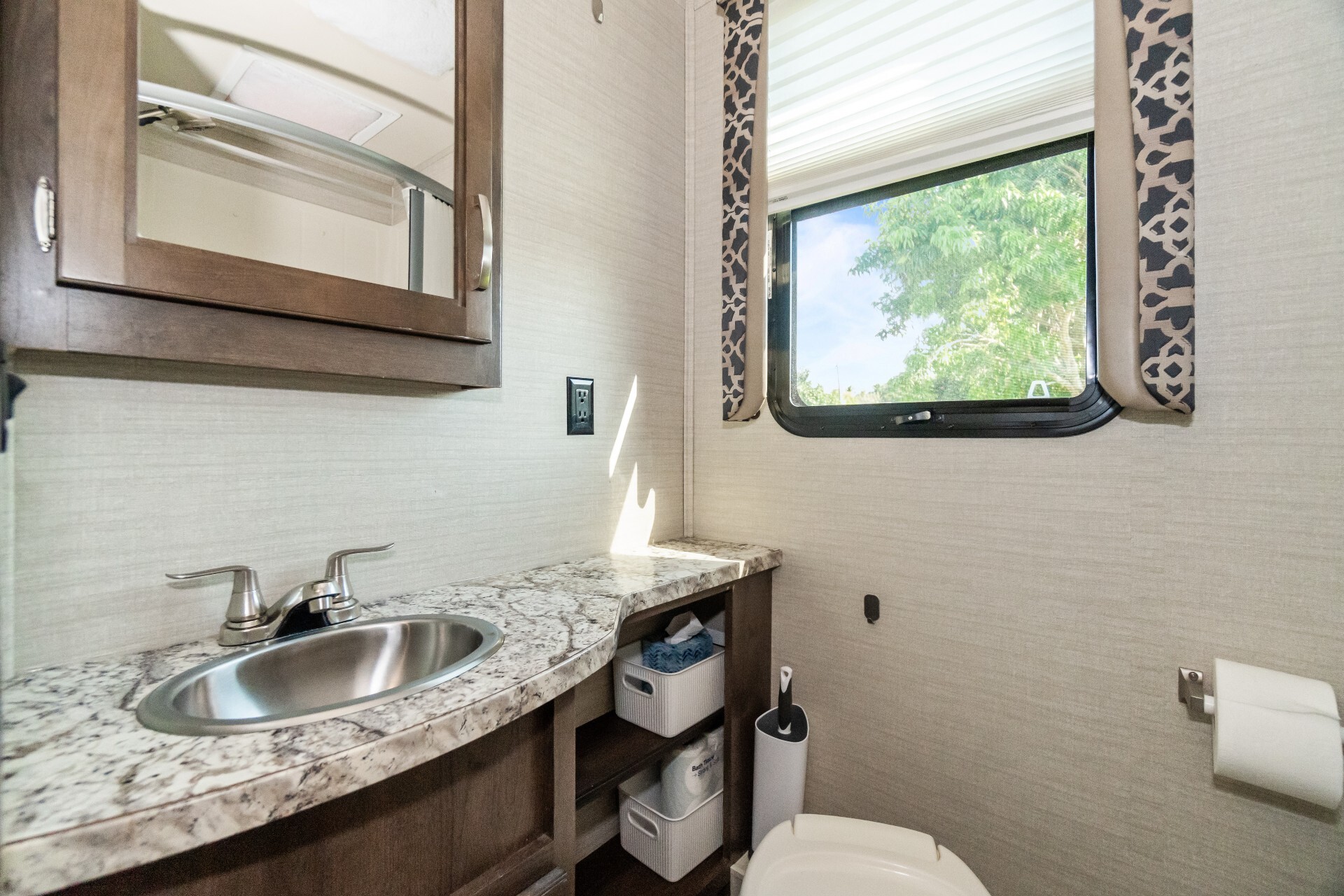 IMG_0358.jpeg - 2019 Jayco Class C Motorhome rental photo 12