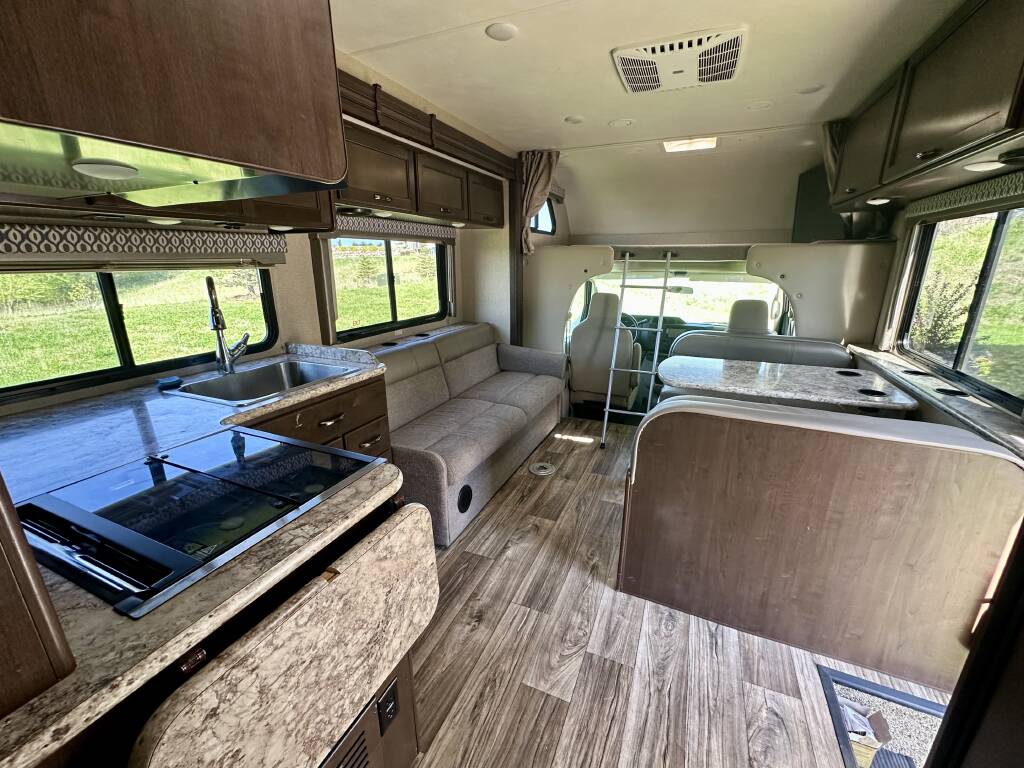 68224e7bef94632dc55094e5.jpg - 2019 Thor Class C Motorhome rental photo 2