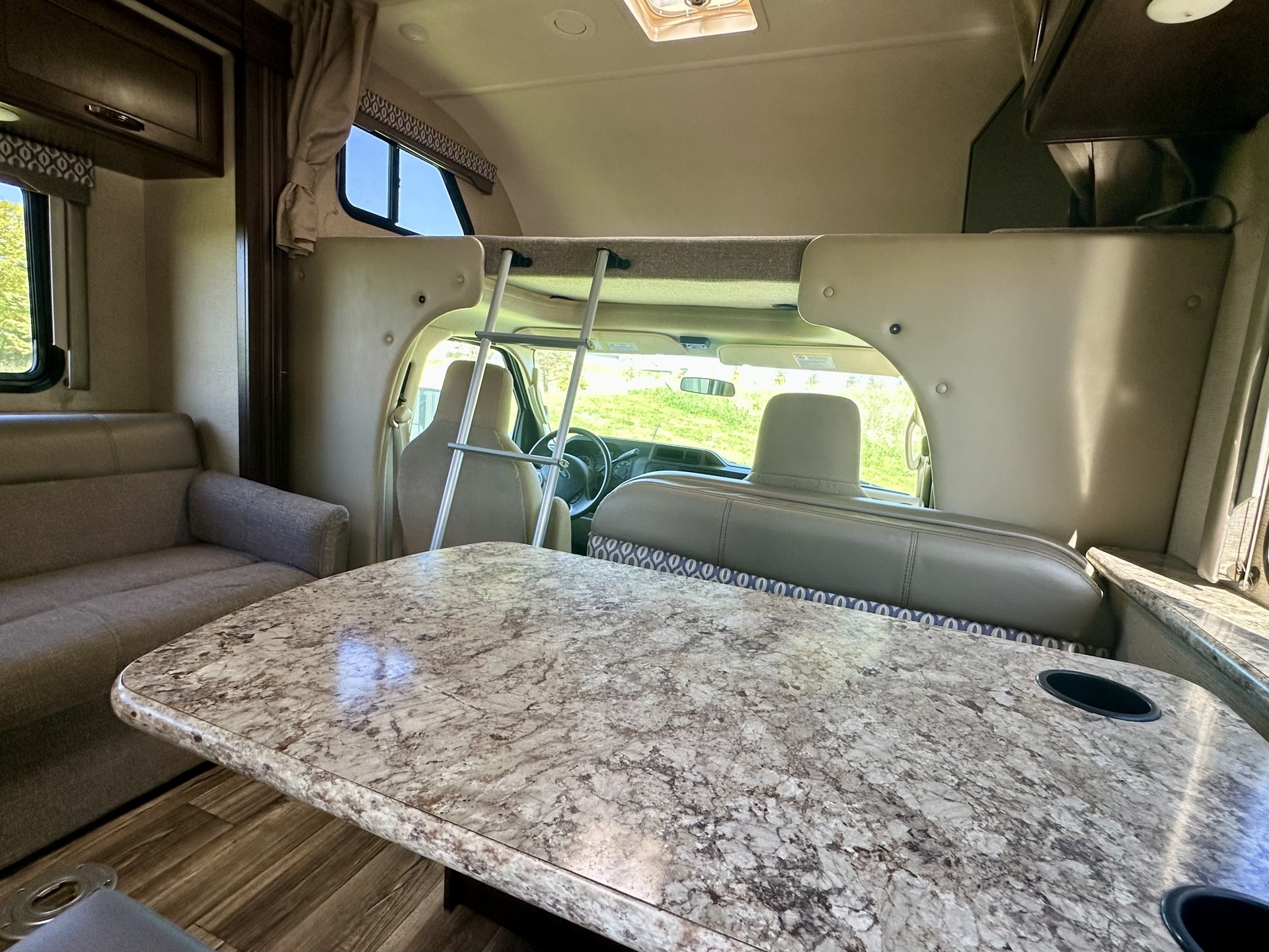 68224e7bff2dff04f2094551.jpg - 2019 Thor Class C Motorhome rental photo 4